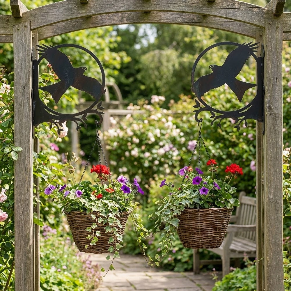 Flying eagle metal hanging basket bracket mounted on outdoor wall for plant decoration